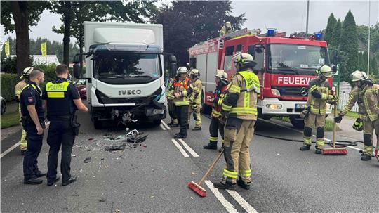 Ein Fahrer eines Lkw übersah am frühen Donnerstagnachmittag einen vor ihm stoppenden Seat und kollidierte mit dem Pkw. Bei dem Unfall auf der B73 zwischen Ovelgönne und Immenbeck sind eine Mutter und ihre zwei Kinder verletzt worden.