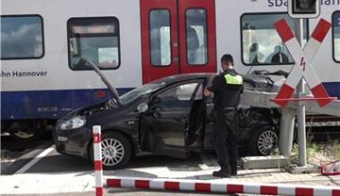 Auto und S-Bahn stoßen bei Hannover zusammen