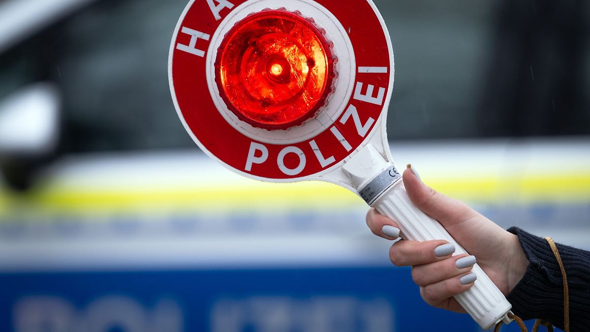 Berlin & Brandenburg: Kontrolle eines Autos eskaliert - Alkohol bei 14-Jähriger