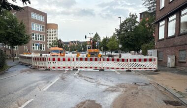Straßensperrung am Wilhelmplatz in Kiel: Wasserrohrbruch unterspült Fahrbahnen