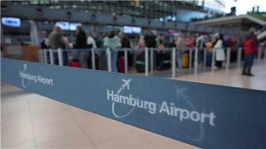 Viel los auf Autobahnen und am Flughafen