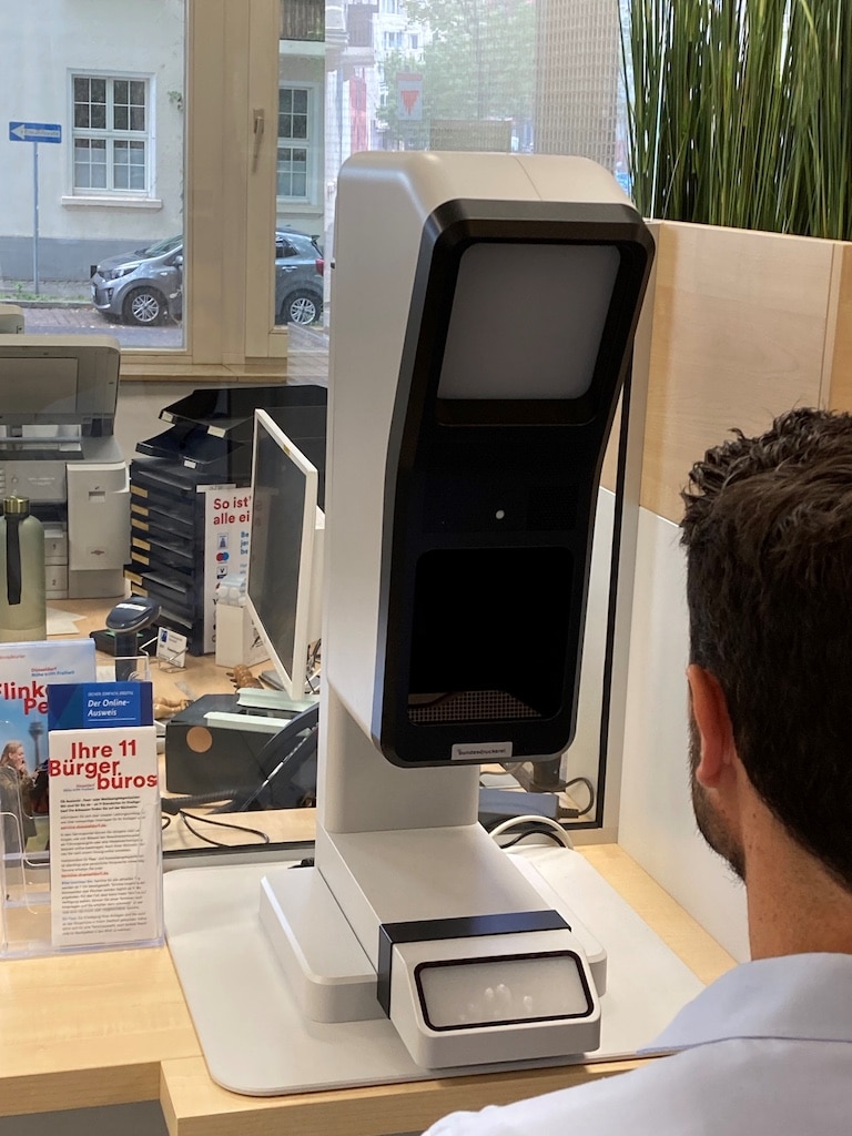 Zur Erstellung der digitalen Lichtbilder kommen ab sofort in allen Bürgerbüros Lichtbildterminals zum Einsatz © Landeshauptstadt Düsseldorf