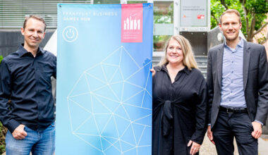 Jan Klose (Game Hessen), Stephanie Wüst (Wirtschaftsdezernentin) und Bernhard Grieb (Wirtschaftsförderung Frankfurt) bei der Eröffnung des Frankfurt Business Games Hub (Foto: Stadt Frankfurt am Main / Michael Braunschädel)