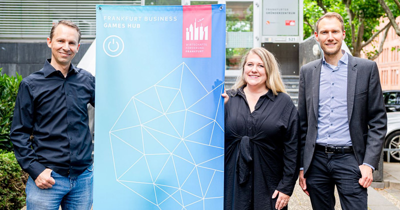 Jan Klose (Game Hessen), Stephanie Wüst (Wirtschaftsdezernentin) und Bernhard Grieb (Wirtschaftsförderung Frankfurt) bei der Eröffnung des Frankfurt Business Games Hub (Foto: Stadt Frankfurt am Main / Michael Braunschädel)