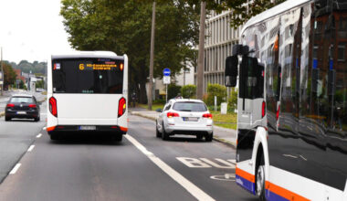 Seit ihrer Einführung erweisen sich die Frontkameras an den Bussen der ESWE Verkehr als echtes Erfolgsmodell im Kampf gegen Park- und Halteverstöße auf Busspuren. Monatlich werden bis zu 3.500 Verstöße dokumentiert, wovon bis zu 300 Fälle aufgrund ihrer Relevanz an die zuständigen Behörden weitergeleitet werden. Dies geht aus einer Antwort des Magistrats auf eine Anfrage der SPD-Fraktion im Stadtparlament hervor und bestätigt die Wirksamkeit des Projekts zur Verbesserung des Verkehrsflusses in der Stadt.