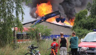 Halle brennt in Bannemin – große Rauchschwaden zu sehen