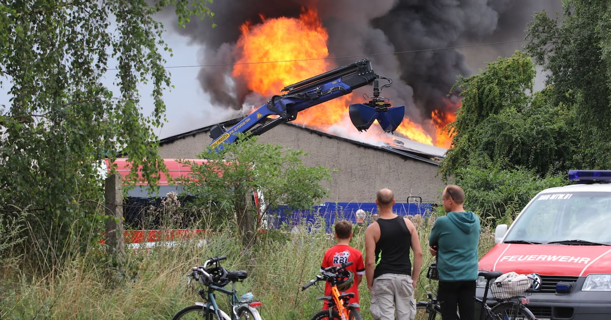Halle brennt in Bannemin – große Rauchschwaden zu sehen
