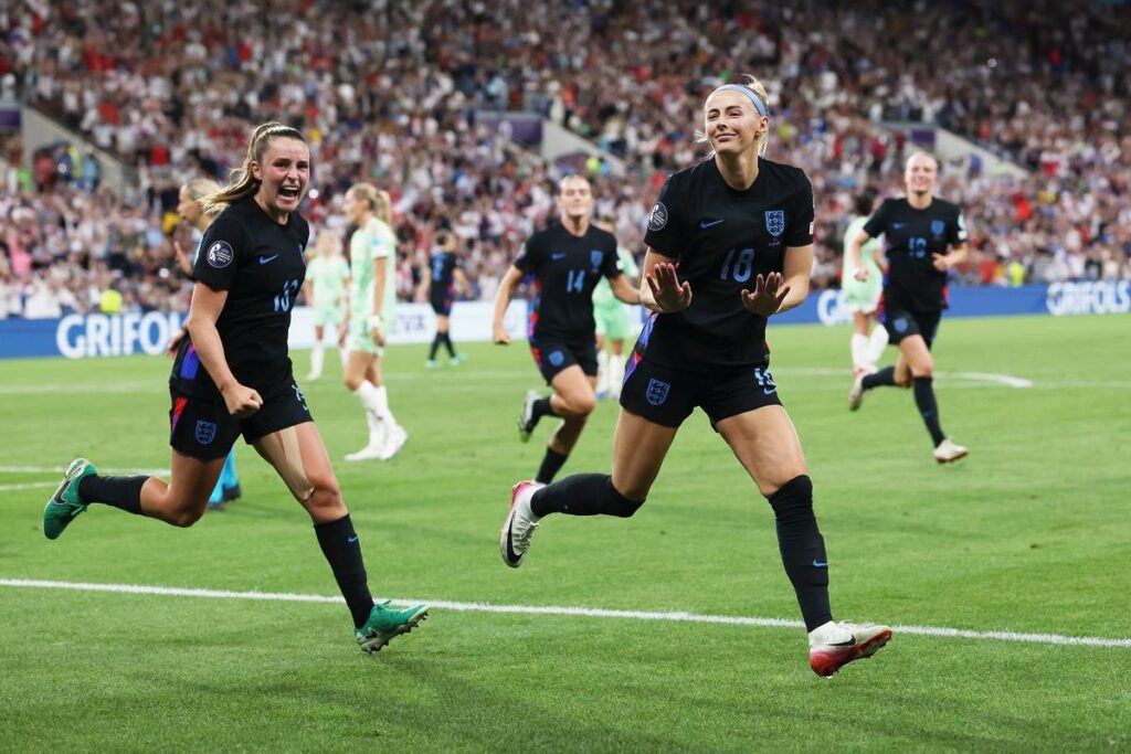England gegen Italien - Halbfinale der UEFA Women's EURO 2025 GENF, SCHWEIZ - 22. JULI: Chloe Kelly aus England feiert den zweiten Treffer ihrer Mannschaft während des Halbfinalspiels der UEFA Women's EURO 2025 zwischen England und Italien im Stade de Geneve am 22. Juli 2025 in Genf, Schweiz. (Foto: Eddie Keogh/Getty Images)