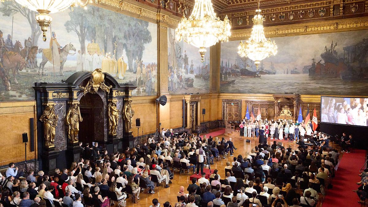 Hamburg & Schleswig-Holstein: Tschentscher empfängt Neubürger im Rathaus