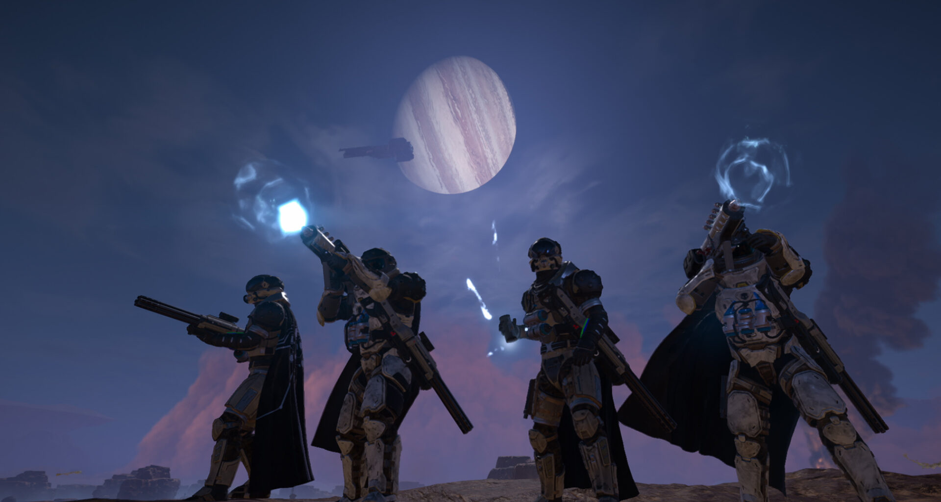 Vier Helldivers mit schweren Waffen und Ausrüstung stehen auf einem Hügel vor einem Mond.
