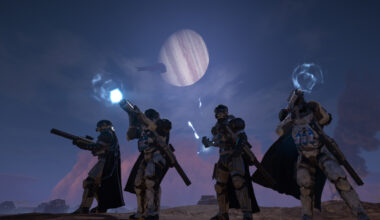 Vier Helldivers mit schweren Waffen und Ausrüstung stehen auf einem Hügel vor einem Mond.
