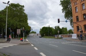 Die Kreuzung Mombacher Straße, Ecke Rheingauwall im Jahr 2021, kurz vor der Sperrung der Hochbrücke: In diesem Bereich gibt es aktuell einen Großbrand. - Foto: gik