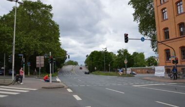 ACHTUNG&: Großbrand in Containerdorf in der Mombacher Straße in Mainz - Feuerwehr warnt vor starker Rauchentwicklung