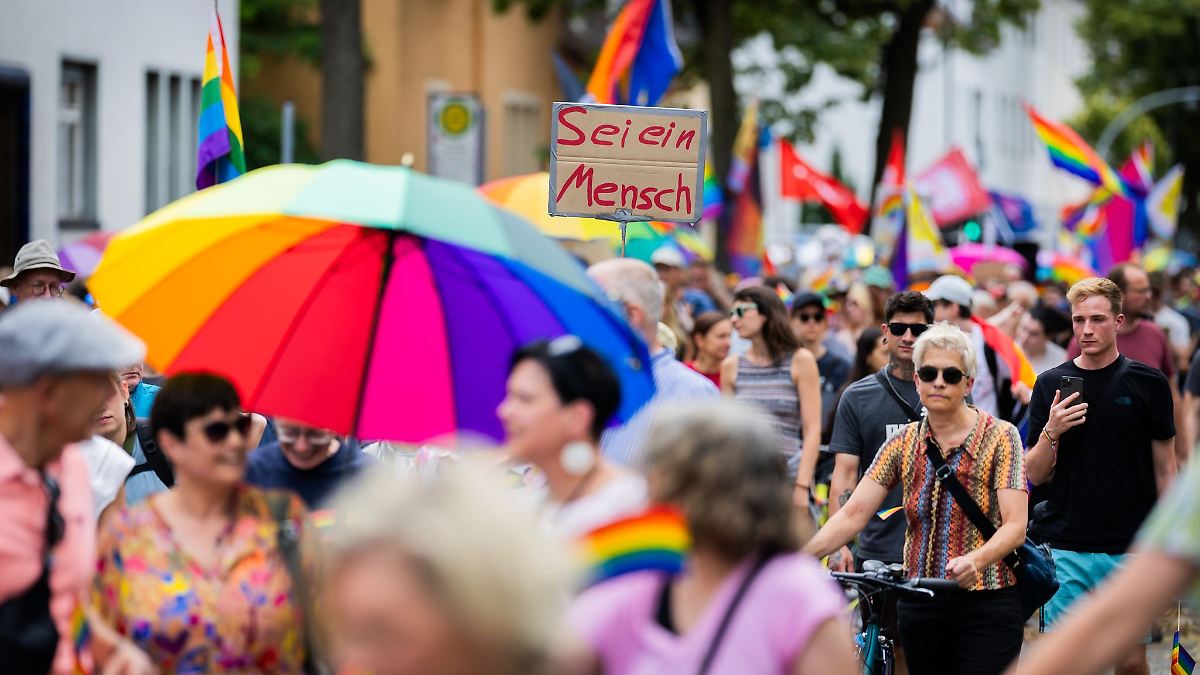 Berlin & Brandenburg: Hunderte bei CSD-Umzug für Vielfalt - Dutzende bei Gegendemo