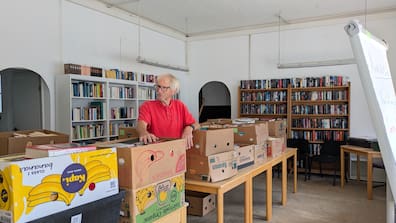 Bernd Bruns, 1. Vorsitzender der Bibliotheksgesellschaft, im neuen Standort vom Büchermarkt.