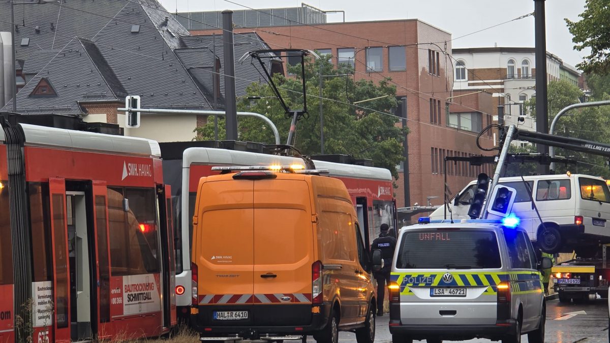 Unfall zwischen Straßenbahn und Kleintransporter in der Merseburger Straße – Fahrerin leicht verletzt – Du bist Halle