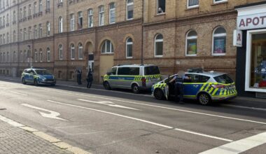 Polizeiauto fährt bei Anfahrt nach Ausweichmanöver ins Gleisbett – Personengruppe greift Polizisten an – Du bist Halle