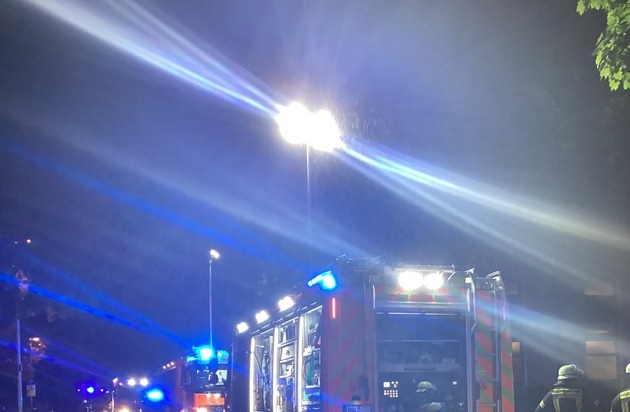 FW-BN: Fahrzeugbrand in Tiefgarage - insgesamt 44 Personen müssen zeitweise ihre ...