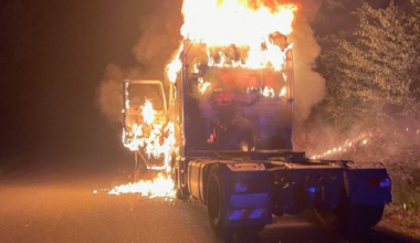 FW Stuttgart: Nächtlicher Fahrzeugbrand auf Bundesautobahn