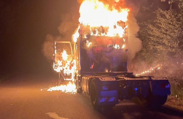 FW Stuttgart: Nächtlicher Fahrzeugbrand auf Bundesautobahn