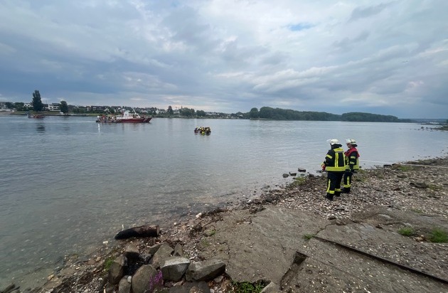 FW-BN: PKW ins Wasser gefahren und im Rheinstrom abgetrieben - umfangreicher Einsatz ...