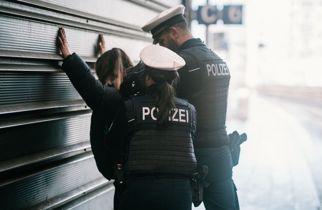 BPOL NRW: Widerstand gegen Polizeibeamte, mehrere Haftbefehle sowie ein Fluchtversuch ...