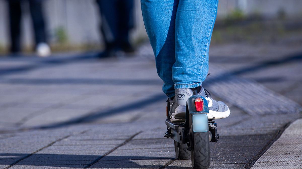 Hessen: Mit Minister: Polizei kontrolliert E-Scooter in Frankfurt