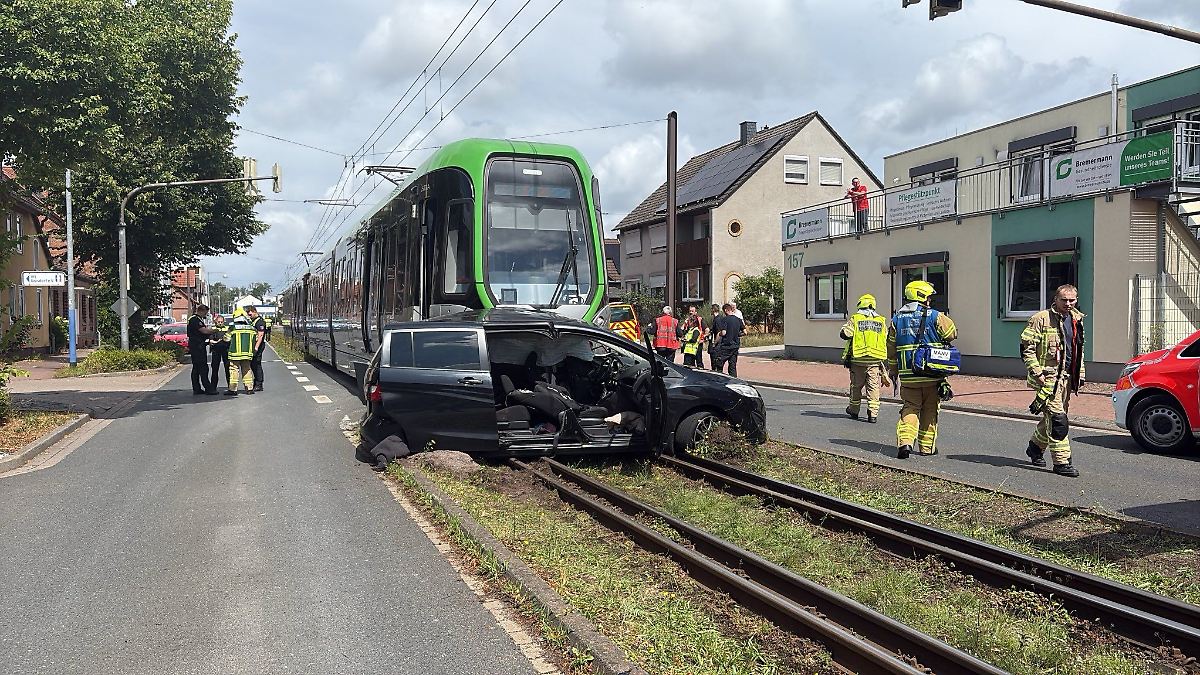 Niedersachsen & Bremen: Stadtbahn kollidiert mit Pkw - Vier Schwerverletzte