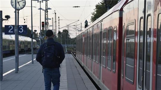 Jeden Morgen um 5.16 fährt die S-Bahn von Stade nach Hamburg.