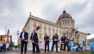 Berlin & Brandenburg: Erster Spatenstich: Freitreppe am Humboldt Forum wird gebaut