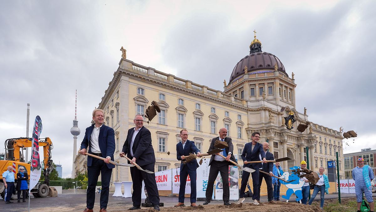 Berlin & Brandenburg: Erster Spatenstich: Freitreppe am Humboldt Forum wird gebaut