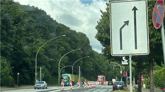 Jeweils einspurig wird der Autoverkehr auf der B73 in Harburg an der Baustelle zwischen Waltershofer Straße und Moorburger Bogen vorbeigeführt.