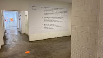 Amtlicher Protest: Grundgesetz-Artikel zur Meinungsfreiheit an einer Wand in der HBK Braunschweig.