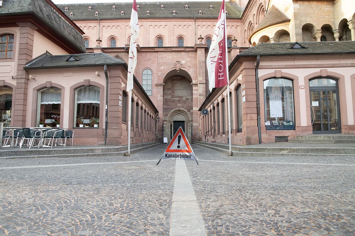 Eingang zum Mainzer Dom ab Montag gesperrt: Haupteingang am Markt wegen Kanalarbeiten dicht
