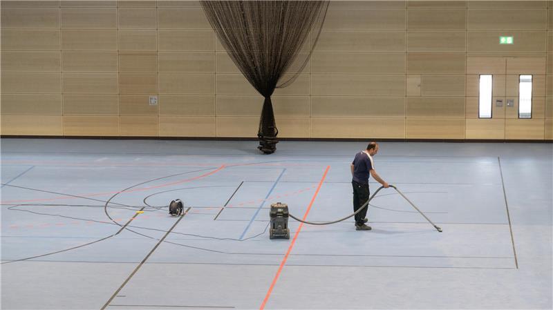 Keine Angst vor großen Aufgaben. Derzeit werden die Hallenböden in der neuen Halle gereinigt.