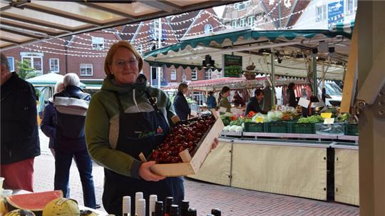 Kim Eberstein steht an ihrem Verkaufsstand auf dem Petri-Platz in Buxtehude. Am liebsten möchte die Marktbeschickerin während des Weihnachtsmarktes auf dem Petri-Patz bleiben.