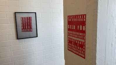 Kann das weg? Fotokunst mit dem Plakat „Bitte, bitte, bitte nicht abreißen“ (links) und ein ungerahmtes Plakat.