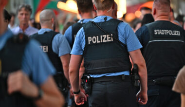 Am Wochenende war die Wiesbadener Polizei erneut mit verstärkter Präsenz im Stadtgebiet unterwegs. Im Rahmen der fortlaufenden Einsatzreihe „Sicheres Wiesbaden“ führten Einsatzkräfte von Freitagabend bis in die frühen Morgenstunden des Sonntags gezielte Kontrollen in sicherheitsrelevanten Bereichen durch. Ziel: Deeskalation, Präsenz zeigen und Straftaten vorbeugen.