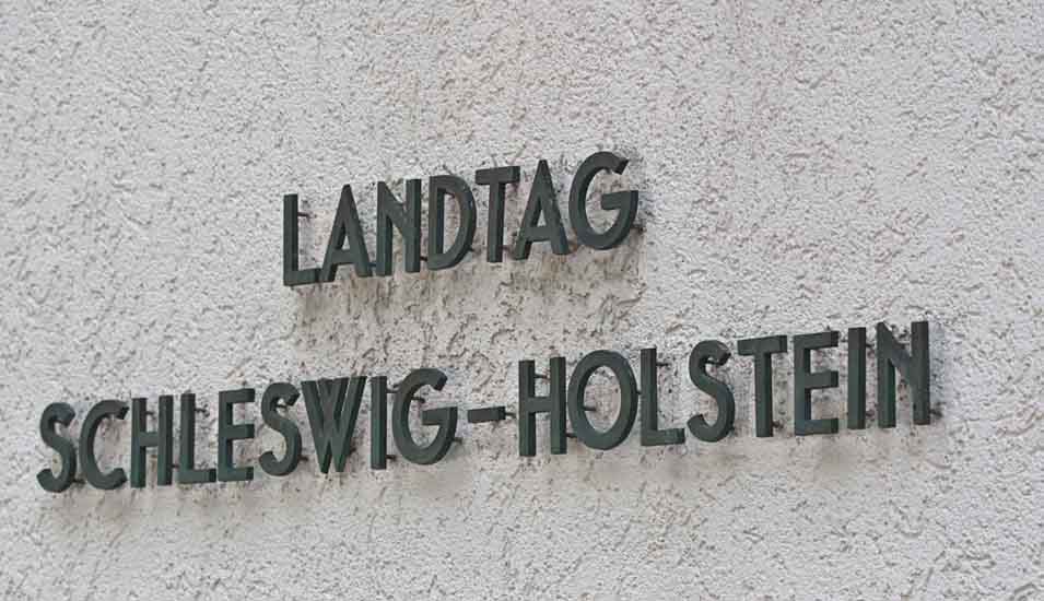 Aufschrift auf Hauswand "Landtag Schleswig-Holstein"