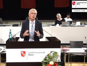 Letzte Rede als Dezernent: Eckart Lensch (SPD) wurde im Stadtrat verabschiedet. - Screenshot: gik