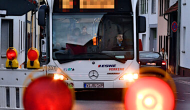 Sperrung der Neckarstraße in Wiesbaden-Schierstein. Busse werden umgeleitet.