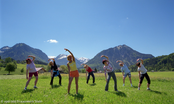 Gymnastik Frauen in den Bergen