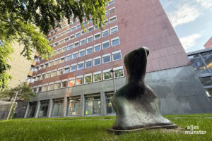 Im Schatten vom Stadthaus 2: Der Mensch mit dem Hammer. (Foto: Michael Bührke)