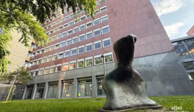 Im Schatten vom Stadthaus 2: Der Mensch mit dem Hammer. (Foto: Michael Bührke)