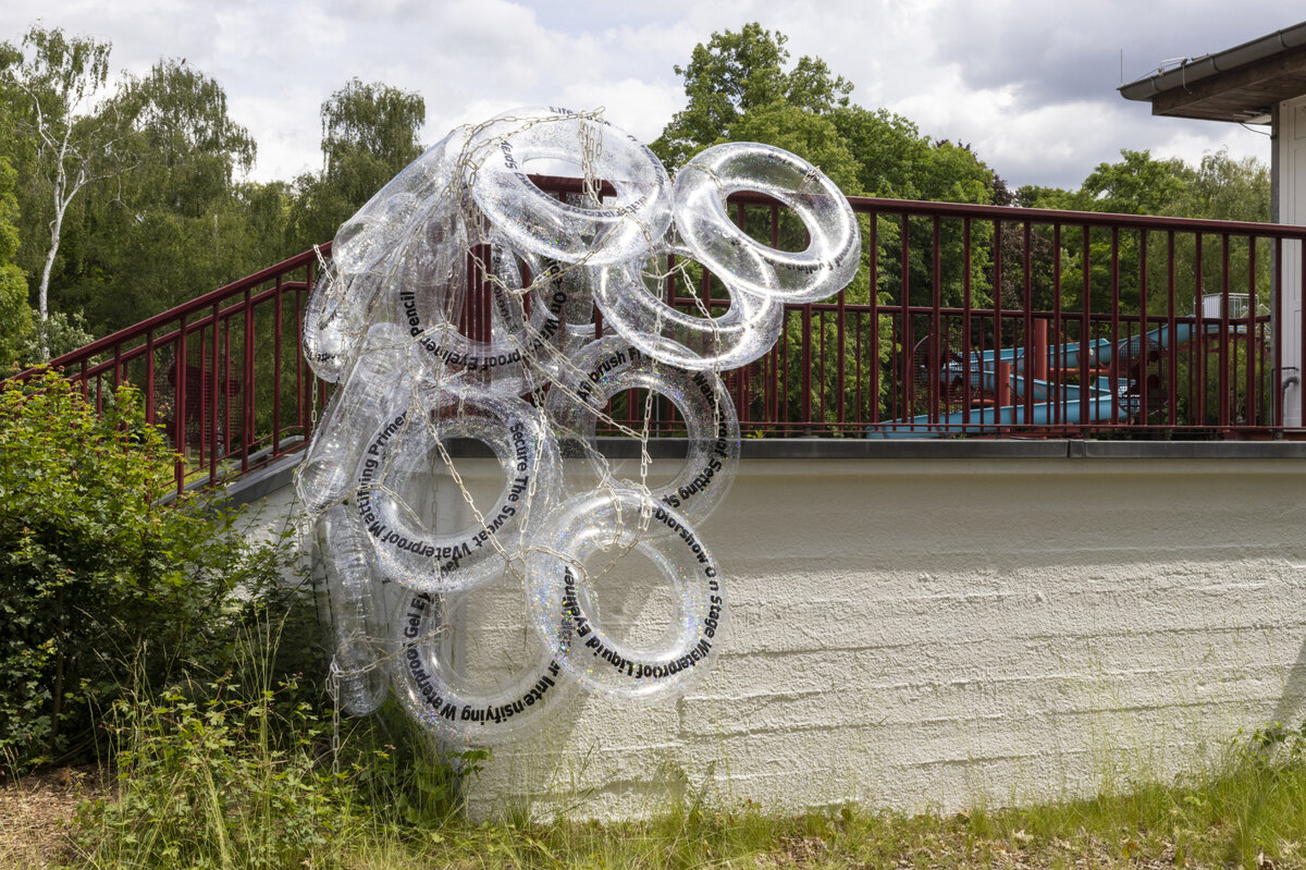 Kunstausstellung im Freibad: Parasitärer Glamour am Beckenrand