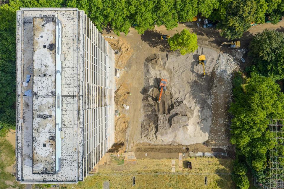 Mehr als 60 Meter hoch ist der „Weiße Riese“, der nun gesprengt wird - und es ist noch der kleinste von einst sechs solchen Hochhäusern.Christoph Reichwein/dpa