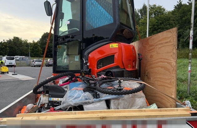 HZA-BI: Minibagger ohne Zolldokumente/Bielefelder Zoll entdeckt Schmuggelversuch auf ...