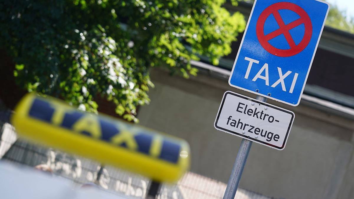 Hamburg & Schleswig-Holstein: Ausbau der E-Taxi-Flotte in Hamburg stagniert