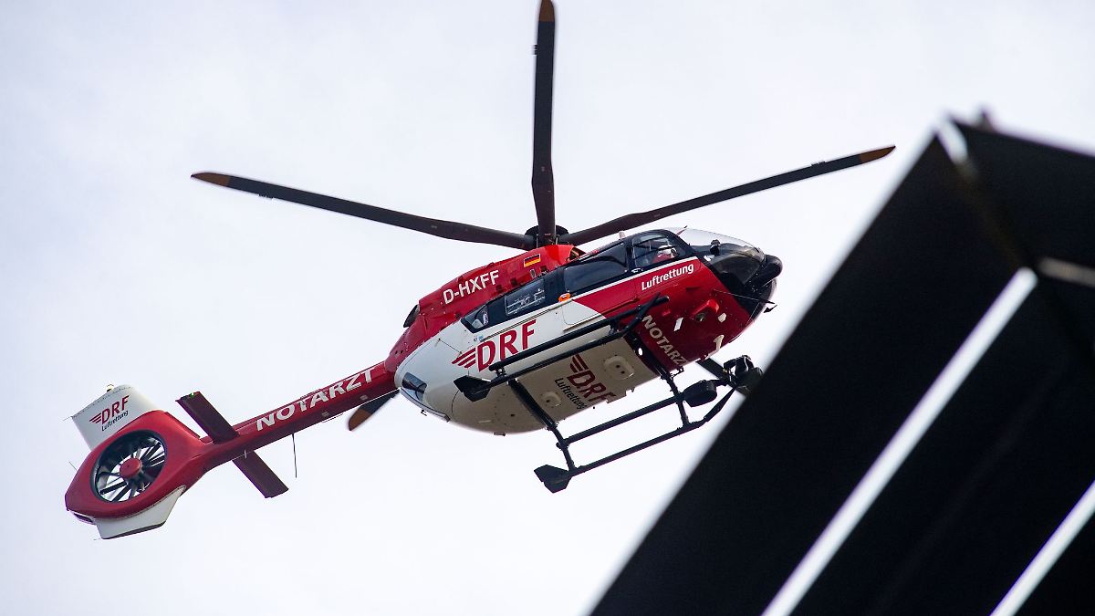Niedersachsen & Bremen: Auto überschlägt sich: 56-Jährige schwer verletzt