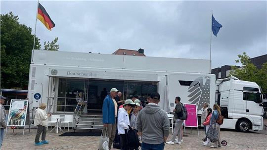 Noch bis Montag, 21. Montag, lädt das Infomobil des Deutschen Bundestags in Cuxhaven zum Besuch.